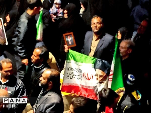حضور پررنگ مردم در اجتماعات با تصاویر رهبری