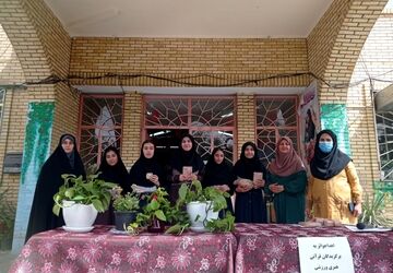 اهدای جوایز به برگزیدگان مسابقات قرآنی و ورزشی دبیرستان شهید بابایی