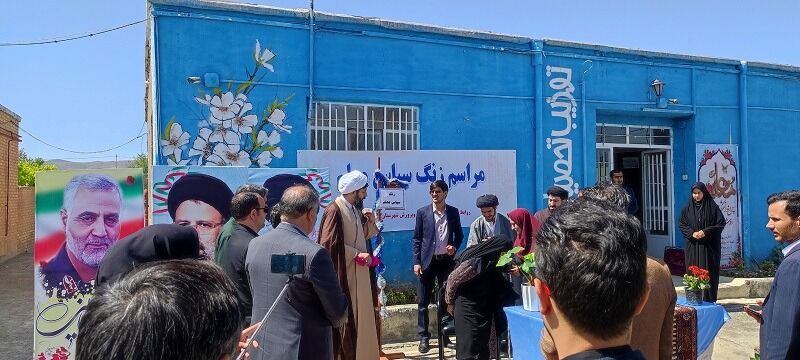 نواختن زنگ سپاس معلم در دبیرستان عشایری شبانه‌روزی خاتم الانبیا در روستای حسین آباد شهرستان شیروان