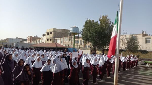 آغاز سال تحصیلی در دبستان دخترانه معلم یزد با عطر شهدا