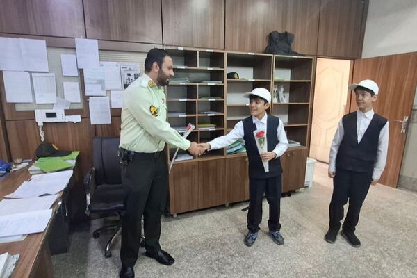 تقدیر دانش‌آموزان مدارس منطقه کهریزک از فرماندهان انتظامی کلانتری ۱۷۰ کهریزک و ۱۷۵ باقرشهر 