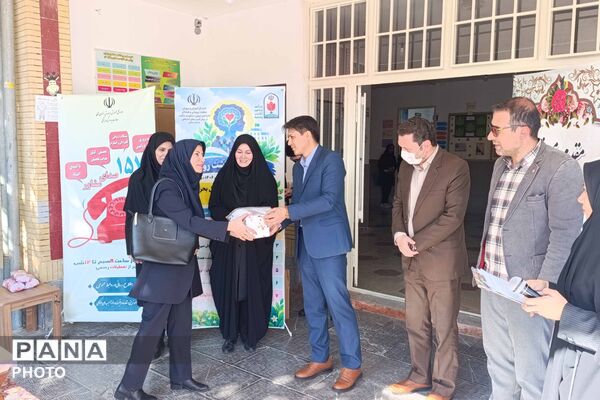 آیین گرامیداشت هفته بهداشت روان و تقدیر از همیاران مشاور در دبیرستان دخترانه رضوان برگزار شد