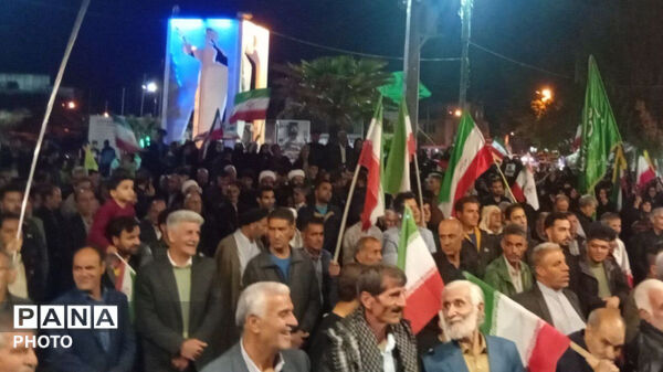 ۶۶ شبِ درخششِ وفاداری در کوهدشت؛ با شعارِ حمایت از رهبری 
