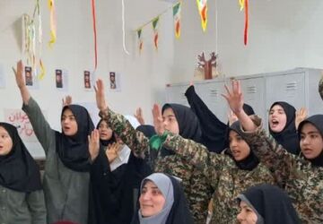 جوشش حس وطن‌دوستی دانش‌آموزان مکتب‌الزهرا(س) در جشن دهه فجر