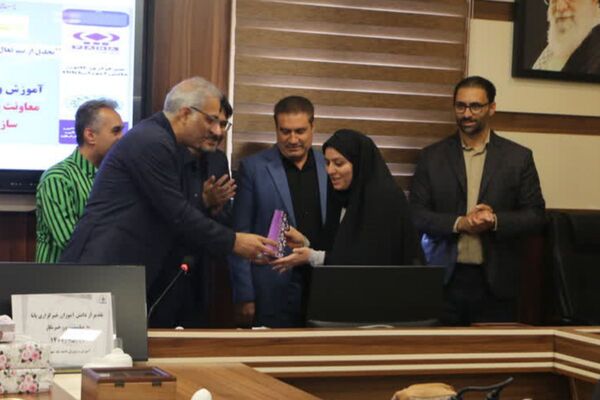 تجلیل از دانش‌آموز خبرنگاران پانا ناحیه یک شهرری به مناسبت روز خبرنگار