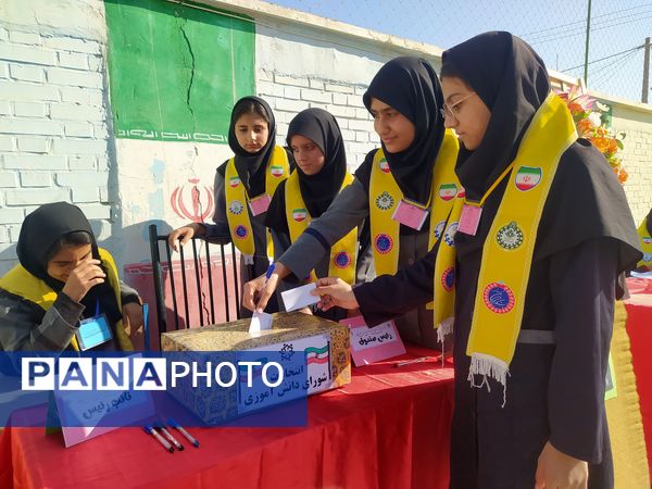 انتخابات شورای دانش آموزی در دبیرستان دخترانه امید 