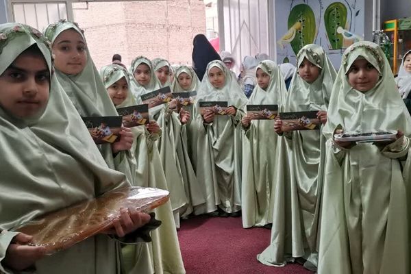 پرچم متبرک امام حسین(ع) میهمان دانش‌آموزان مدرسه زنده‌یاد قمصری