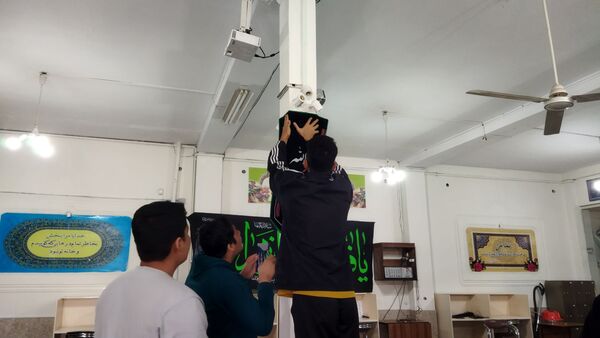 آماده‌سازی نمازخانه دبیرستان شاهد برای استقبال از شهید گمنام