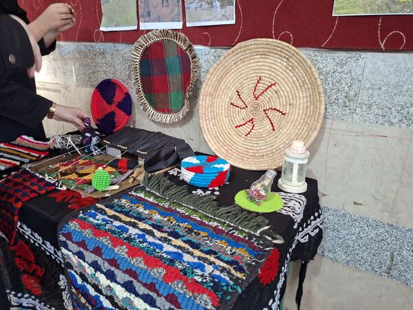 نمایش هنرهای دستی دانش‌آموزان معمولان