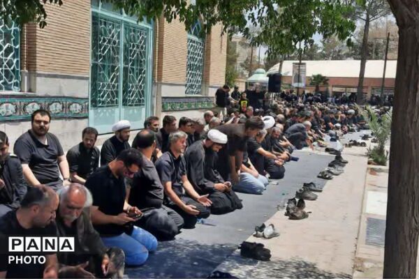 هنگامی که خورشیدِ عصر عاشورا، بر پیکرِ تشنه و بی‌کسی فرود آمد...