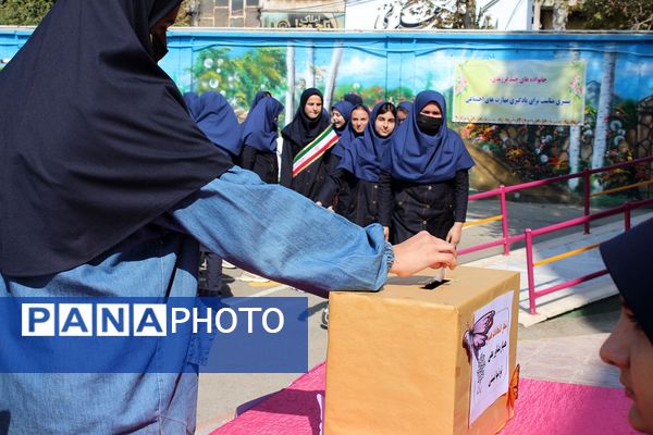 برگزاری انتخابات همیار مشاوران دبیرستان حضرت معصومه(س) ناحیه چهار کرج 