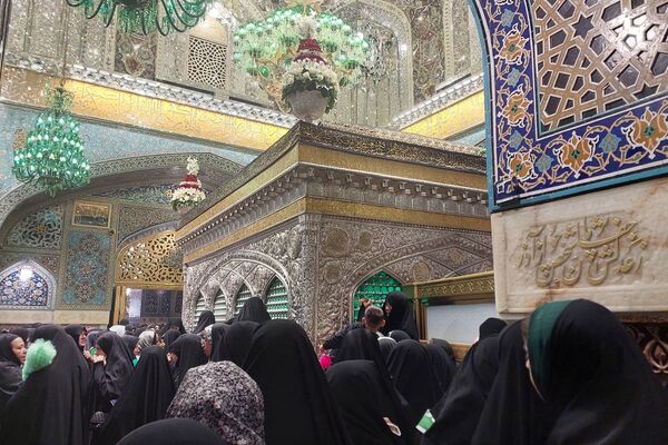 زائران حرم مطهر امام‌ رضا(ع)