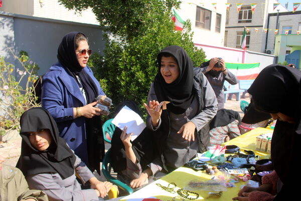 جشن دهه فجر انقلاب اسلامی در دبیرستان رضوان شهرستان بوشهر