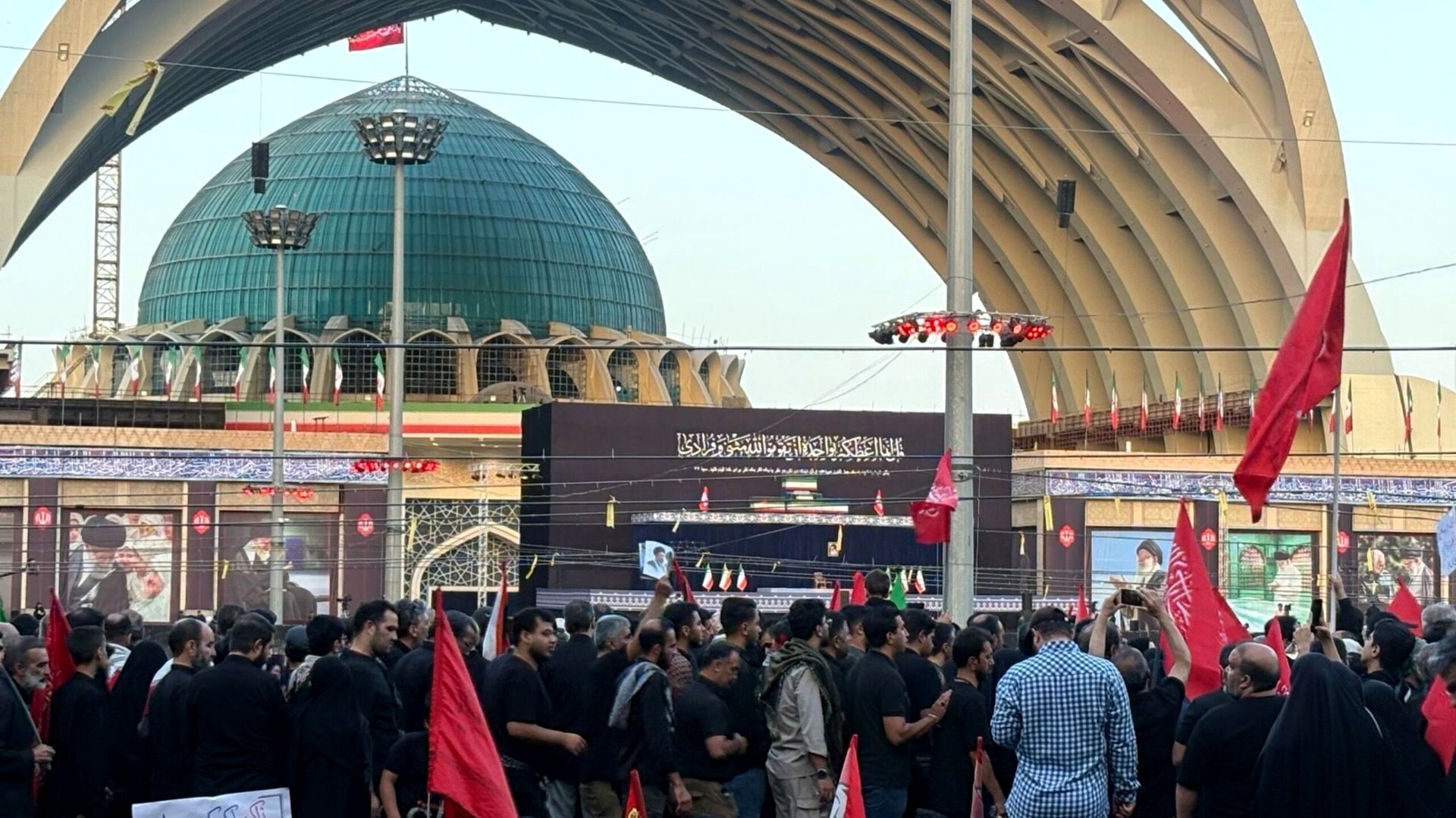 مصلای تهران با فریادِ باید برخاست لرزید