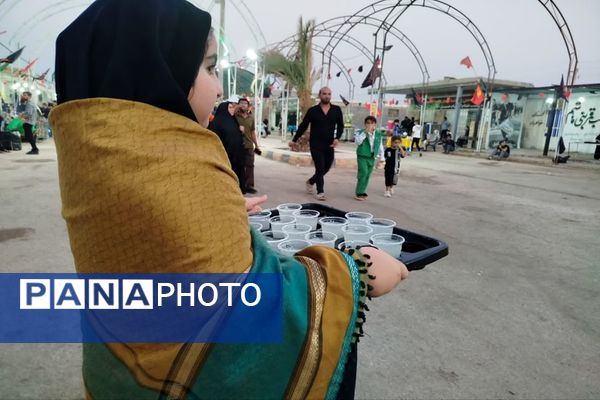 خدمت بی‌منت خادمان کوچک به زائران در حمیدیه 