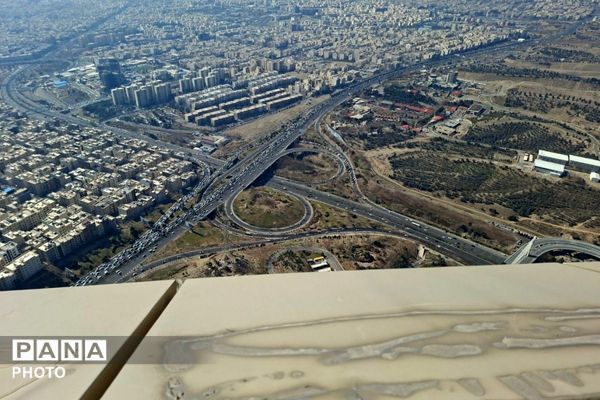 بازدید پرشور دختران دبیرستان قیام و بعثت‌۲ از بلندترین نماد پایتخت