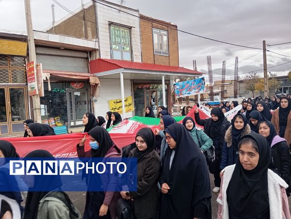 دانش‌آموزان شهر گرماب در راهپیمایی 13 آبان