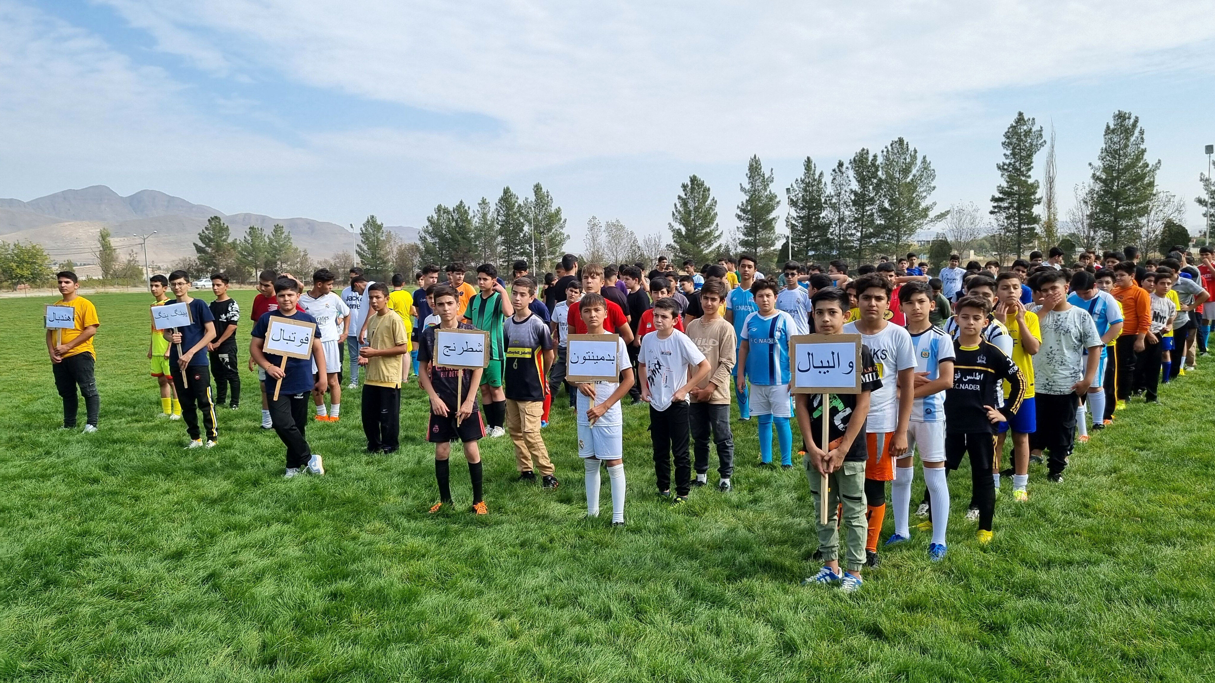 برگزاری آیین فعالیت‌های ورزشی درون مدرسه‌ای دبیرستان نمونه دولتی پژوهش آشخانه 