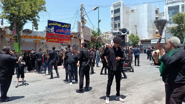 حضور پرشور کودکان و نوجوانان یاسوجی در روز عاشورا 