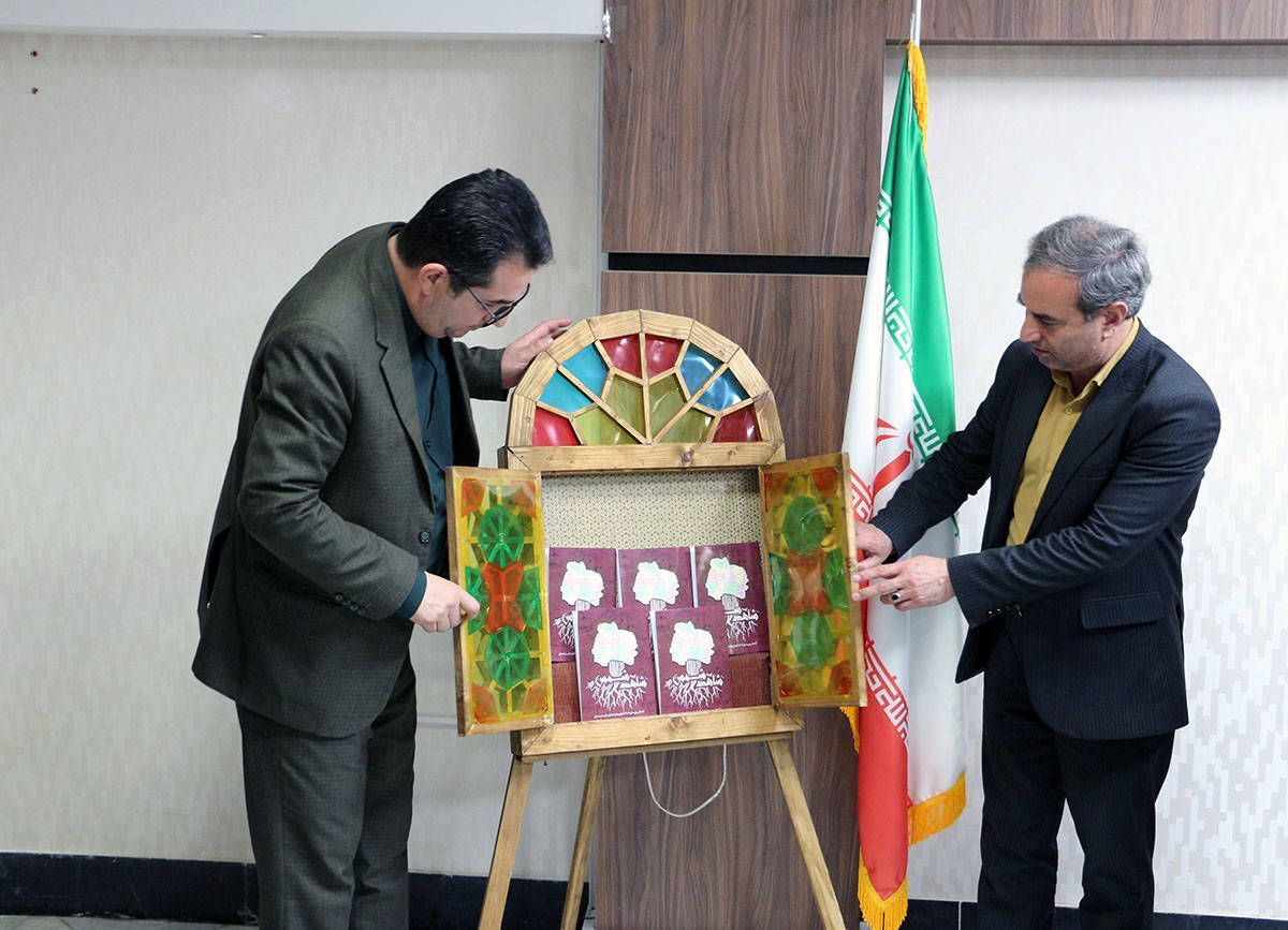 رونمایی از کتاب «شاهد شمس»