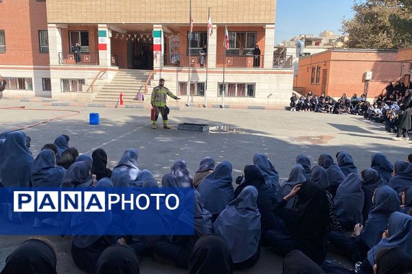 حضور قهرمانان بی‌ادعا در مدرسه حاج مهدی رسولی در هفته پدافند غیر عامل