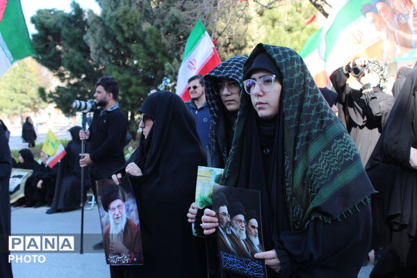  نوجوانان در صف نخست اجتماع مردمی چهلم رهبر شهید