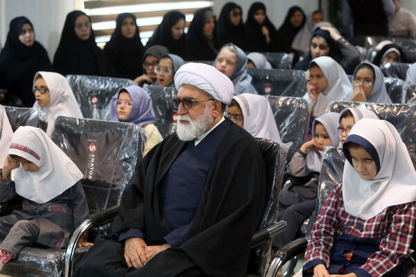 حضور تولیت آستان قدس رضوی در جمع دانش‌آموزان با آسیب بینایی مشهد