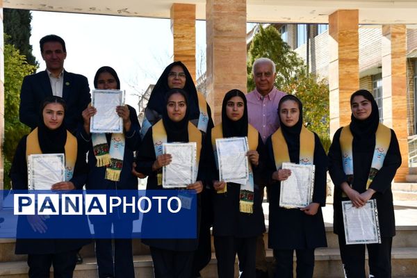 جلسه دانش‌آموزان نخبه عشایر فارس در طرح بنیاد پروفسور مهبودی