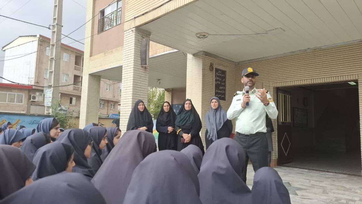 گرامیداشت روز نیروی انتظامی در دبیرستان بهار آزادی قائمشهر