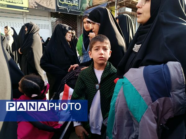 حضور پرشور کودکان در راهپیمایی میثاق با ولایت و محکوم نمودن اغتشاشات گروه های تروریستی در کاشمر