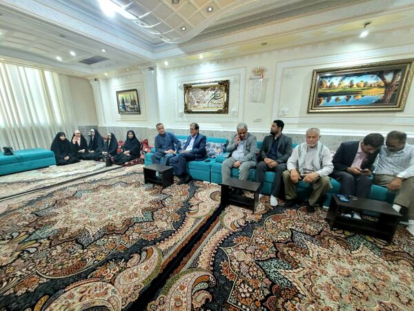 دیدار مسئولان آموزش و پرورش ناحیه یک بندرعباس با خانواده شهید رضا زارعی