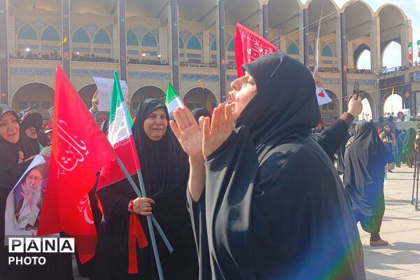 حضور جمعیت و مهمانان ویژه در مراسم وداع با رهبر شهید در مصلی امام خمینی تهران