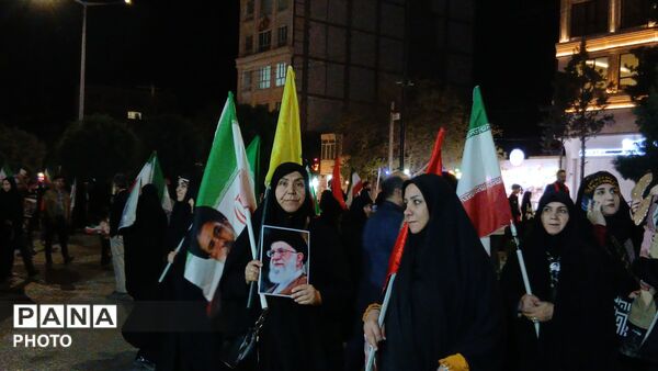 پرچم های ایران بر دستان وطن دوستان نیشابوری 