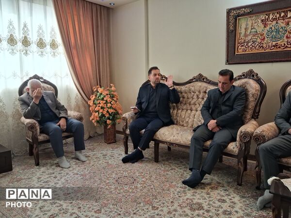 دیدار مدیر آموزش و پرورش ناحیه پنج مشهد با برادر شهید خیرزاده