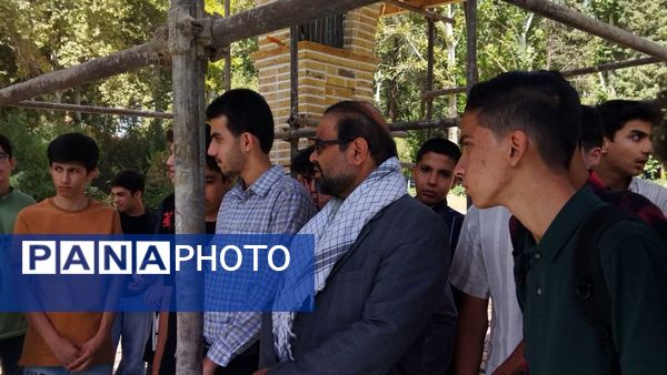 ادای احترام دانش آموزان پایه دهم  دبیرستان شاهد ابوذر غفاری به مقام شامخ شهدا