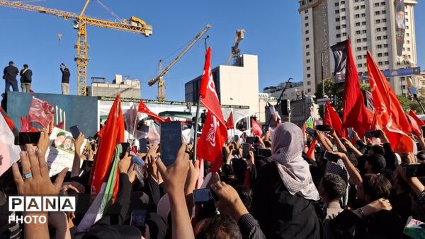 خروش مردم ایران زمین در مشهد مقدس برای وداع با رهبر شهید انقلاب