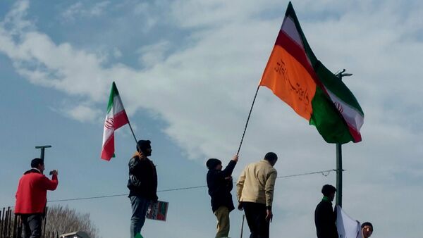 کودکان مشهدی همگام با مردم در مسیر راهپیمایی ۲۲ بهمن