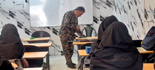 برگزاری کارگاه آموزشی تیر اندازی با اسلحه در هنرستان آفرینش پردیس 