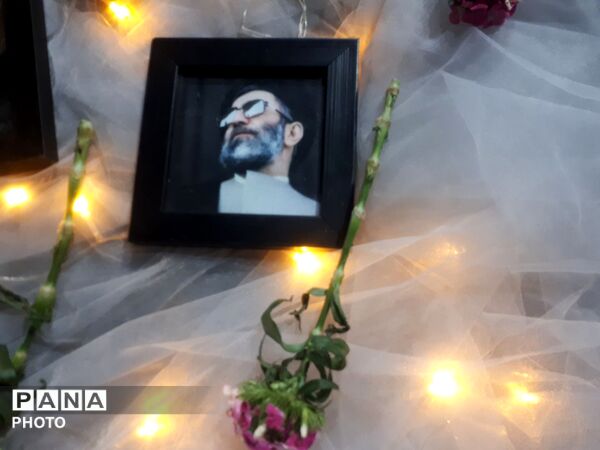 پنجاه وچهار شب در میدان پای کار ایران