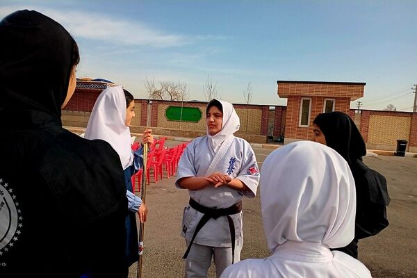 افتتاح زمین چمن مصنوعی آموزشگاه دخترانه شاهد فرهنگ همزمان با جشن ۲۲ بهمن
