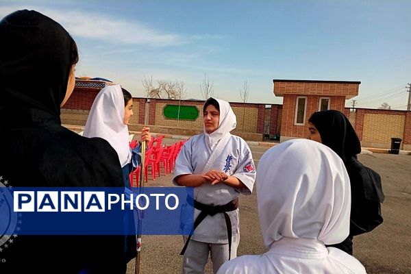 افتتاح زمین چمن مصنوعی آموزشگاه دخترانه شاهد فرهنگ همزمان با جشن ۲۲ بهمن