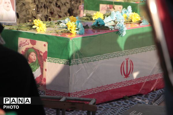 گرامیداشت شهدای دانش‌آموز میناب و حضور خانواده معظم شهدا