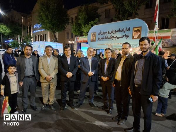 غرفه جهادی آموزش و پرورش ناحیه ۴ تبریز با حضور معلمان فعال علمی و فرهنگی، در میدان ساعت تبریز