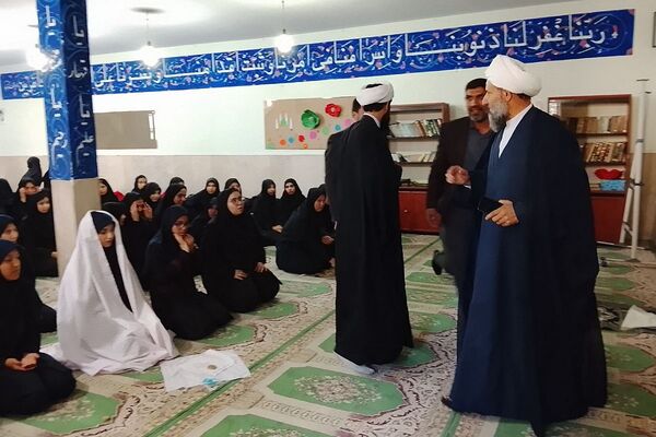 اجرای سومین نشست قرآنی در مدارس با حضور امام جمعه قرچک در دبیرستان شهدای محراب