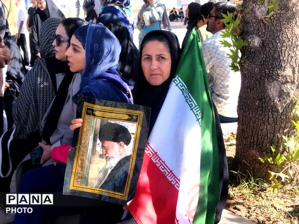 هم‌قدم با خانواده به یاد حماسه‌سازان دفاع مقدس