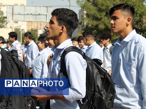 آیین نواختن زنگ ایثار و مقاومت در دبیرستان شاهد معراج