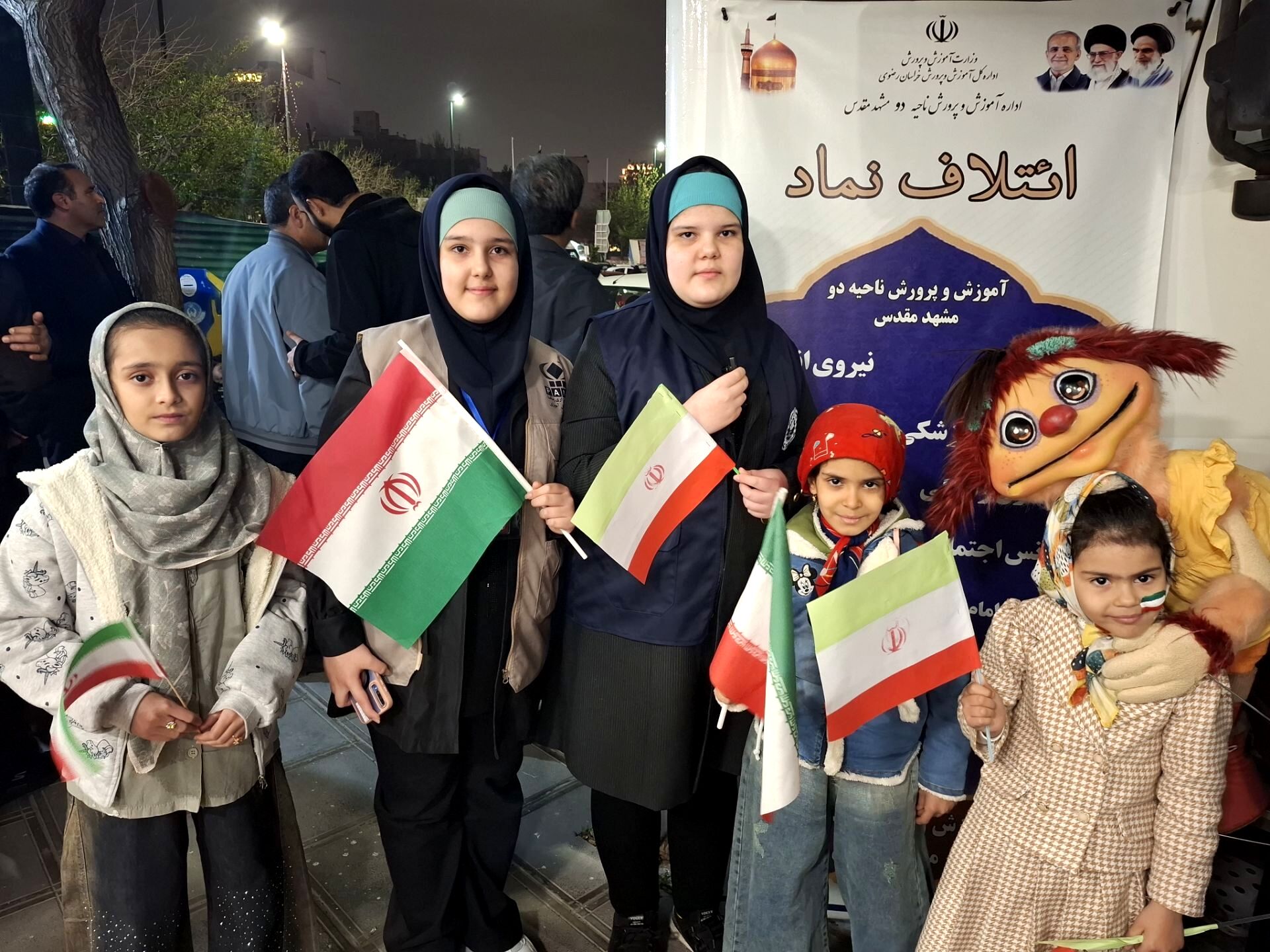 پویش «با هم قوی‌تر شویم»  در میدان ۱۵ خرداد