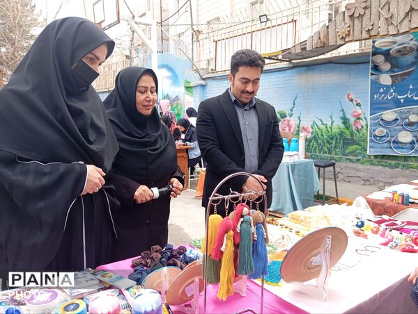 بازارچه کسب و کار دانش آموزی در دبیرستان افشار نژاد ناحیه پنج مشهد
