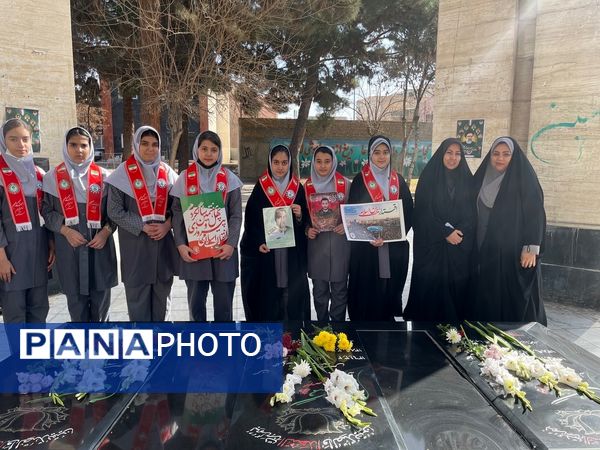 گلباران مزار شهدا توسط پیشتازان مدرسه دانش و هنر نظرآباد