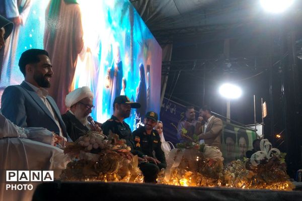 عقد دو زوج ورامینی در میدان امام خمینی ورامین در سالروز ازدواج حضرت علی(ع) و حضرت فاطمه (س)